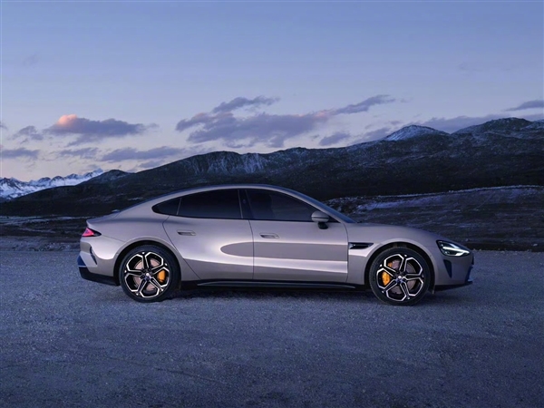 重庆时时彩：小米汽车SU7海湾蓝/橄榄绿/雅灰实拍图对比！三款配色你选谁