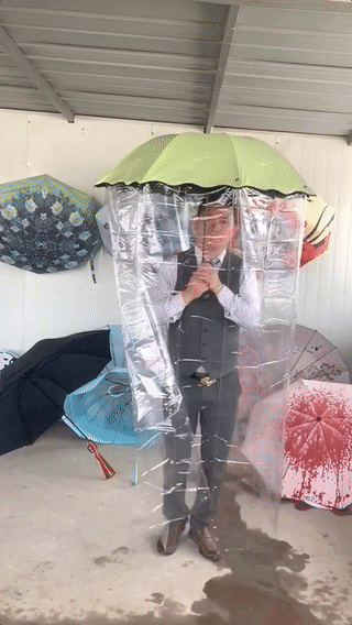 腾讯分分彩:浙江这位“最听劝”老板火了,靠卖伞一年还清200万元债务!“会反光的伞”“会下雨的伞”百万网友猛追