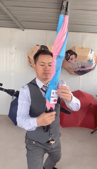 腾讯分分彩:浙江这位“最听劝”老板火了,靠卖伞一年还清200万元债务!“会反光的伞”“会下雨的伞”百万网友猛追