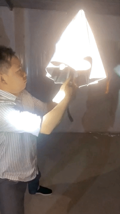 腾讯分分彩:浙江这位“最听劝”老板火了,靠卖伞一年还清200万元债务!“会反光的伞”“会下雨的伞”百万网友猛追