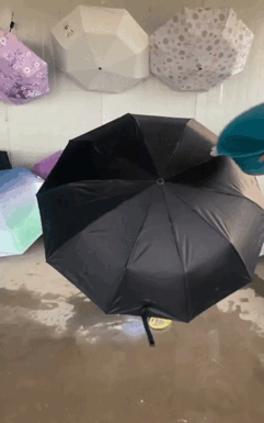 腾讯分分彩:浙江这位“最听劝”老板火了,靠卖伞一年还清200万元债务!“会反光的伞”“会下雨的伞”百万网友猛追